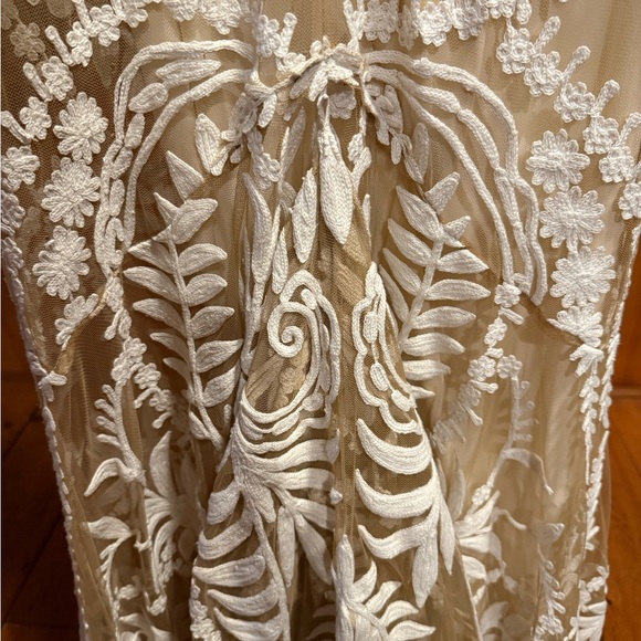 Elegant Cream Lace Wedding Dress - Picture 14 of 16